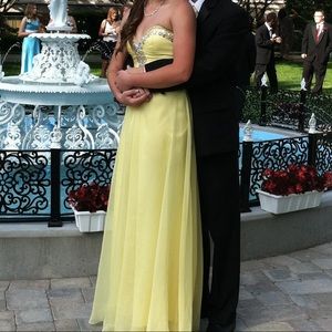 Gorgeous yellow dress!